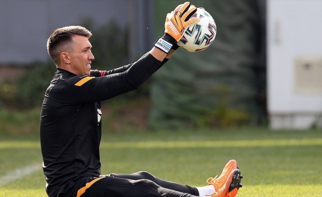 Galatasaray'da Muslera sahada adaptasyon çalışmalarına başladı