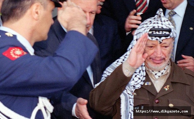 Yasir Arafat'ın zehirlendiğine dair ilk şüpheler ölümünün hemen ardından ortaya çıktı