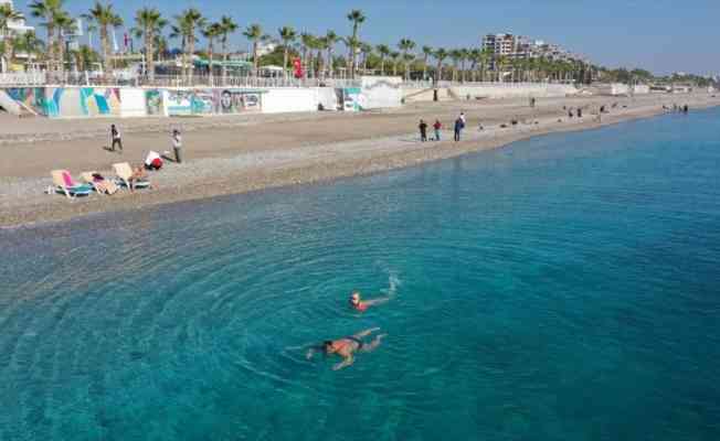 Antalya'da sahiller turistlere kaldı