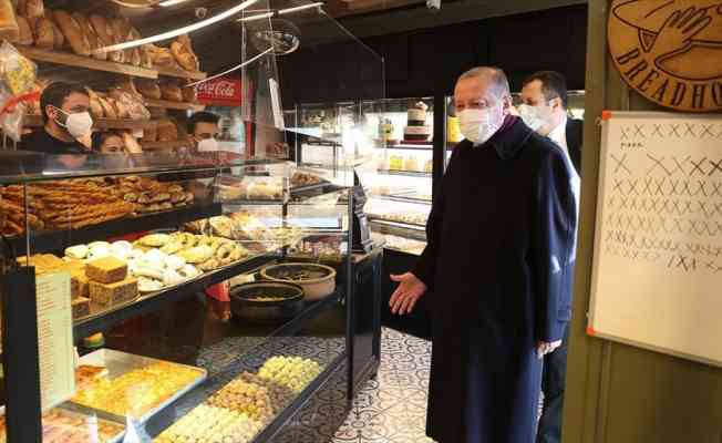 Cumhurbaşkanı Erdoğan İstanbul'da bir fırından alışveriş yaptı