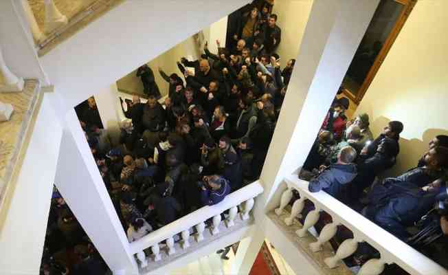 Ermenistan’da protestocular Başbakanlık binasını kuşattı