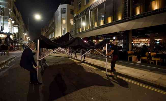 Londra'da Kovid-19 önlemleri kapsamında bar, restoran, sinema ve tiyatrolar kapatıldı