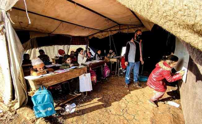 Okulsuz kalan İdlibli çocuklar barındıkları çadırları sınıfa çeviriyor