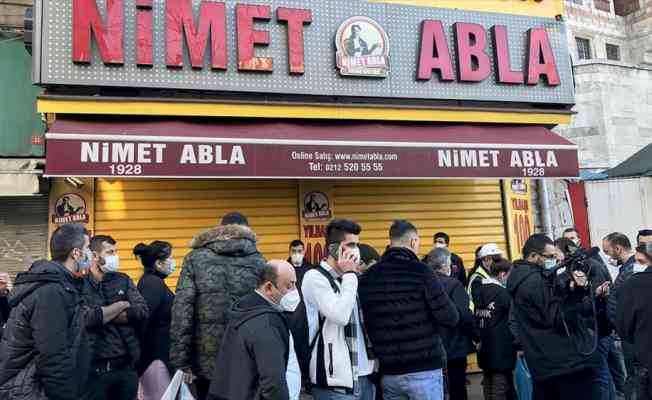 Yılbaşına saatler kala Eminönü'nde alışveriş hareketliliği sürüyor