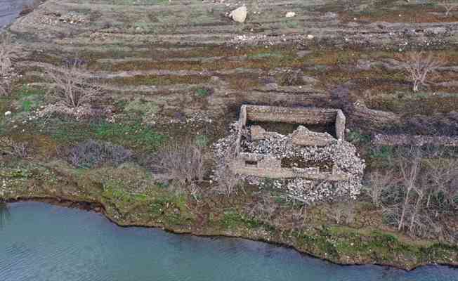Aydın'da baraj suyu çekilince eski mahallenin kalıntıları ortaya çıktı