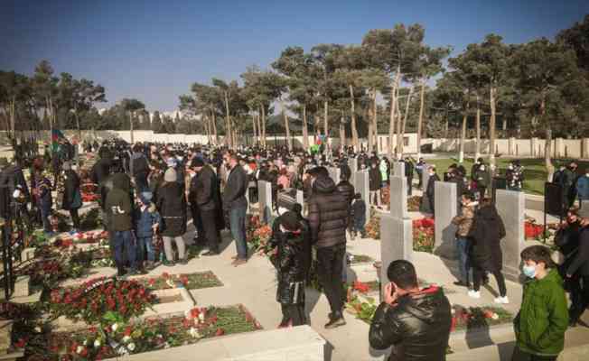 Azerbaycanlılar, yeni yılın ilk gününde şehitliklere akın etti