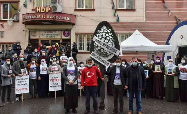 Diyarbakır anneleri oturma eyleminin 500'üncü gününde HDP önüne siyah çelenk bıraktı