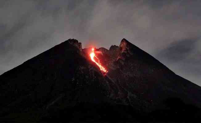 Endonezya'da Merapi Yanardağı son 6 saatte 36 kez lav püskürttü