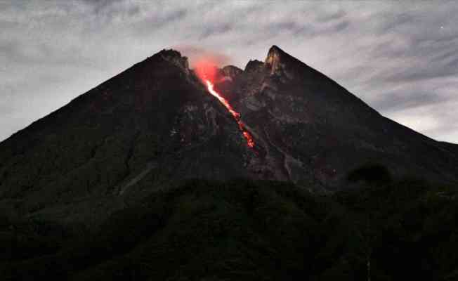 Endonezya'da Merapi Yanardağı'nda iki patlama oldu