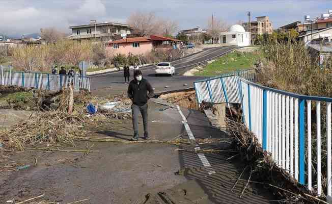 Hatay'da sağanak ve kuvvetli rüzgar nedeniyle bir köprü zarar gördü, tarım arazileri su altında kaldı