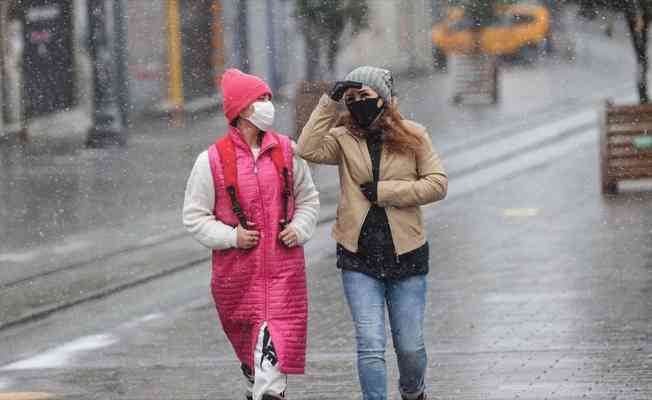 İstanbul'da kar yağışı etkisini sürdürüyor