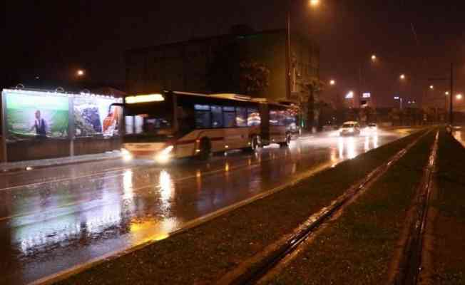 İzmir'de sağanak ve şiddetli rüzgar etkili oldu