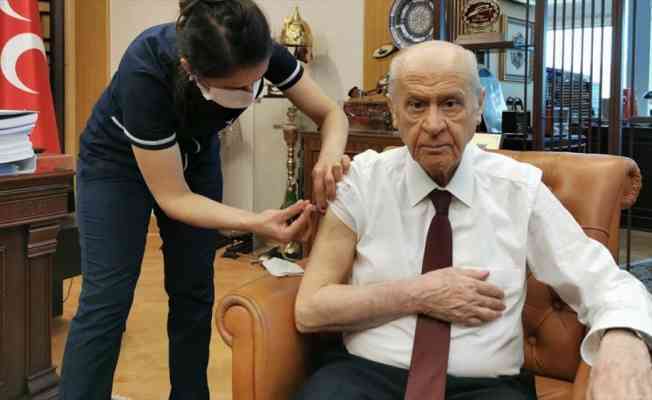 MHP Genel Başkanı Bahçeli Kovid-19 aşısı yaptırdı: Tüm halkımızı aşı olmaya davet ediyorum