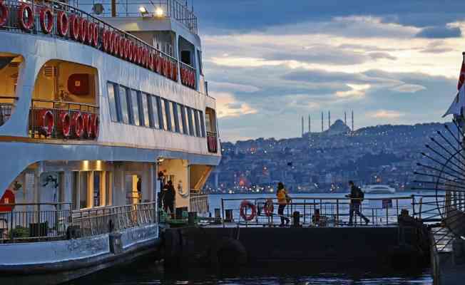 Olumsuz hava koşulları İstanbul Boğazı'nda deniz ulaşımını etkiledi