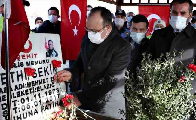 Şehit polis Fethi Sekin Elazığ&#039;daki kabri başında anıldı