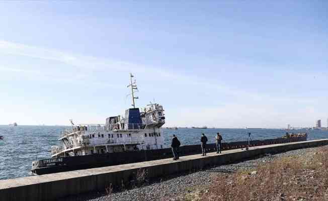 Zeytinburnu Sahili'nde karaya oturan gemide inceleme