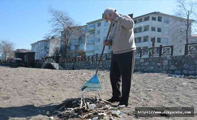 Düzce&#039;de sahillerdeki atıkları temizleyen emekli öğretmen duyarlılık örneği sergiliyor