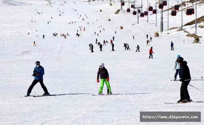 Erciyes'te pistler kayakseverlerle doldu