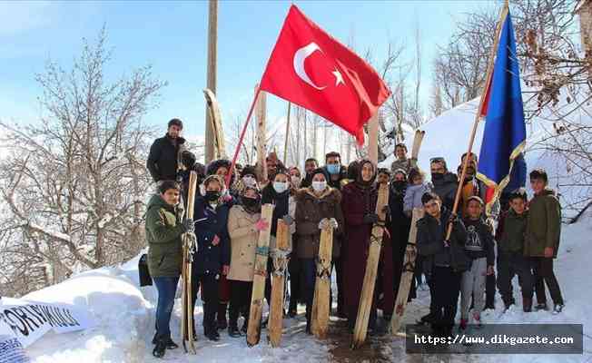 Hakkarili gençlerin tahta kayak takımlarıyla kayma çabasına öğretmen ve öğrenciler de eşlik etti