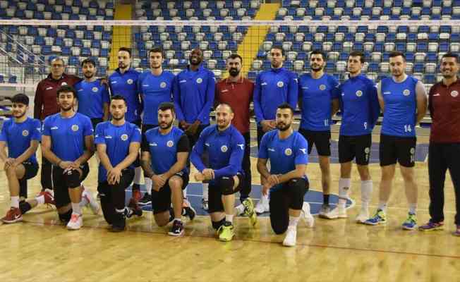 Kovid-19&#039;u yenen voleybol takımı oyuncuları gençlere tedbirli olmaları uyarısında bulundu