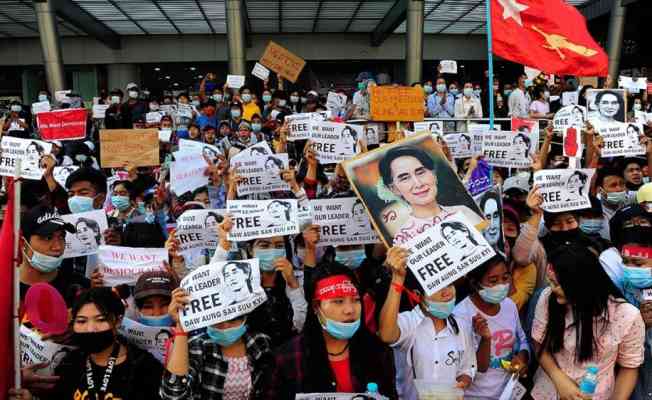 Myanmar'da darbe karşıtı protestolar 5. gününde devam etti