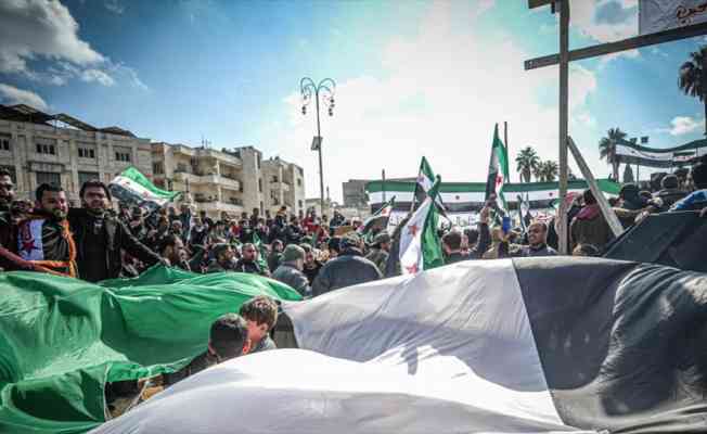 Suriye'de yerlerinden edilerek İdlib'e sığınmak zorunda kalan siviller evlerine dönebilmek için gösteri düzenledi