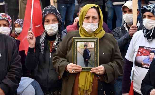 Diyarbakır'daki evlat nöbetine bir anne daha katıldı