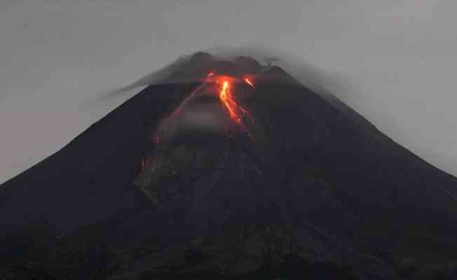 Endonezya'da Merapi Yanardağı'nda patlama