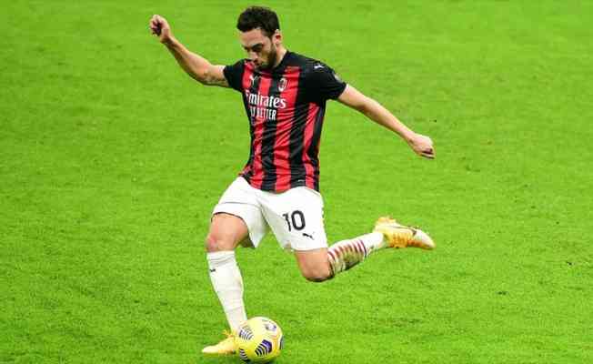 Hakan Çalhanoğlu Milan'a Fiorentina karşısında galibiyeti getirdi