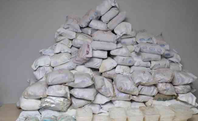 Hakkari'de 'terörün finansmanı operasyonu' ile 482 kilo eroin, 65 kilo metamfetamin ele geçirildi