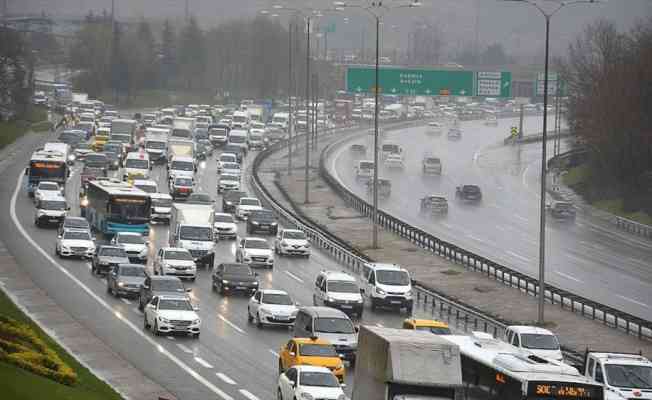 İstanbul'da yağmur trafik akışında yoğunluğa neden oluyor