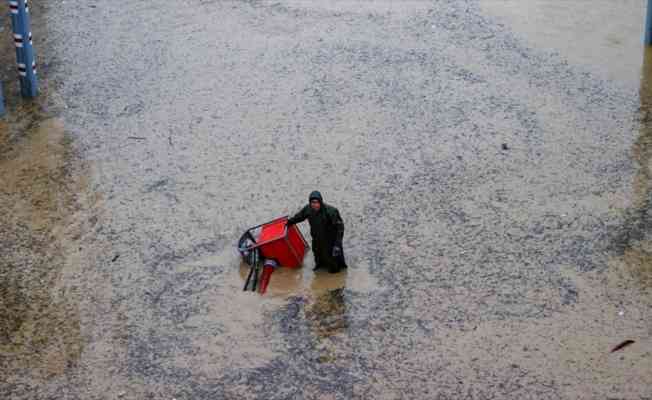 İzmir'de selden zarar gören 1228 aileye nakdi yardım dağıtılıyor