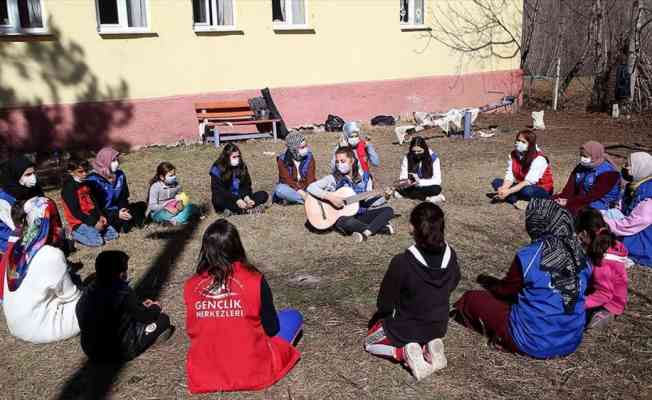 Kastamonu'da gönüllü gençler köy okuluna 'mutluluk' taşıdı