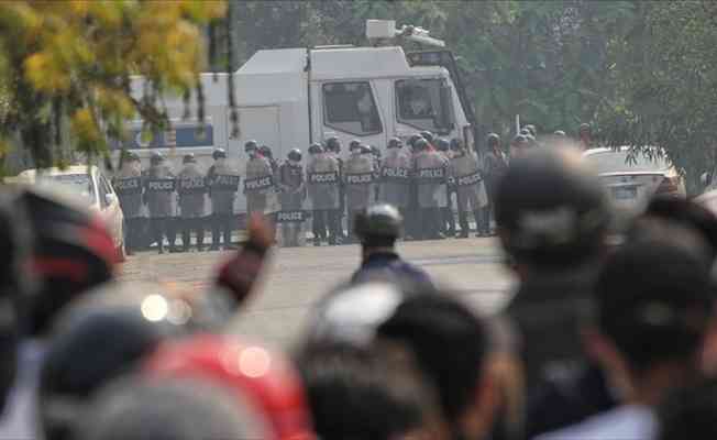 Myanmar'da güvenlik güçleri protestoculara karşı ses bombası ve gerçek mermi kullandı