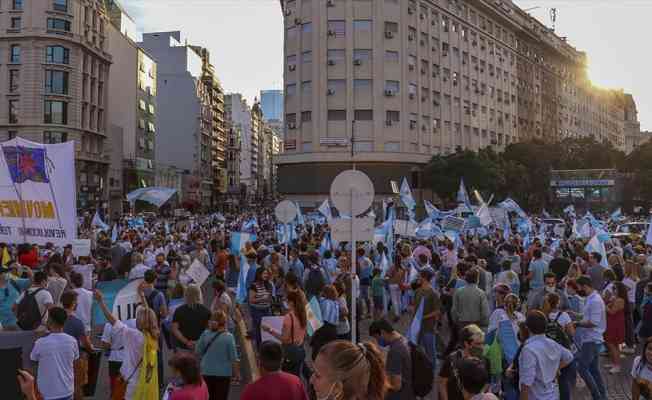 Arjantin'de yüz yüze eğitimin askıya alınması protesto edildi