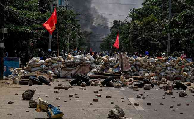 Myanmar'da protestocular askerlere saldırdı: 4 ölü