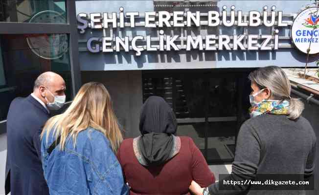 Şehit Eren Bülbül'ün annesi oğlunun isminin verildiği gençlik merkezini ziyaret etti