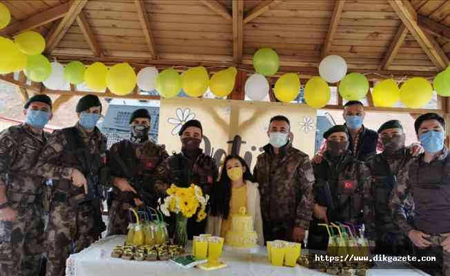 Trabzon&#039;da özel harekatçılar, şehit meslektaşlarının kızını doğum gününde yalnız bırakmadı