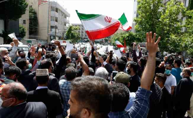 Ağırlaşan ekonomik koşullar altında cumhurbaşkanını seçecek İran'da muhafazakar adaylar öne çıkıyor