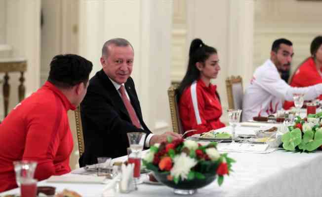Cumhurbaşkanı Erdoğan, Avrupa ve Dünya şampiyonalarında madalya kazanan milli sporcularla iftar yaptı