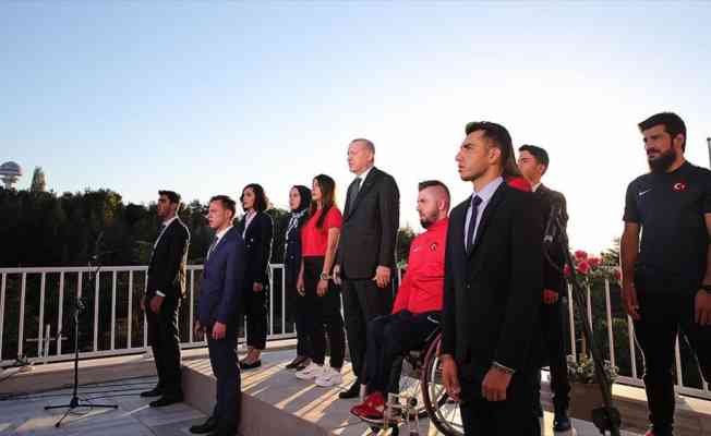 Cumhurbaşkanı Erdoğan tüm yurtta saat 19.19'da okunan İstiklal Marşı'na eşlik etti