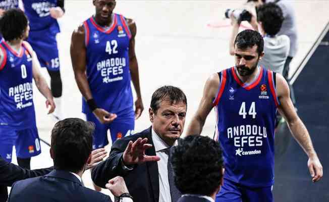 Ergin Ataman 2 yıl daha Anadolu Efes'te