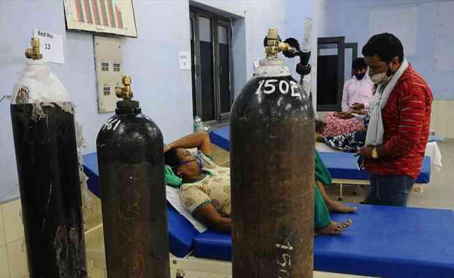 Hindistan'da Kovid-19 nedeniyle son 24 saatte 4 bin 194 kişi hayatını kaybetti