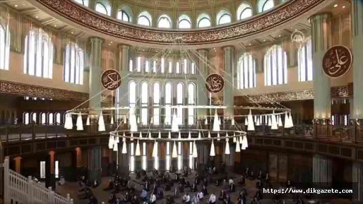 Taksim&#039;e yapılan cami kılınan cuma namazıyla ibadete açıldı