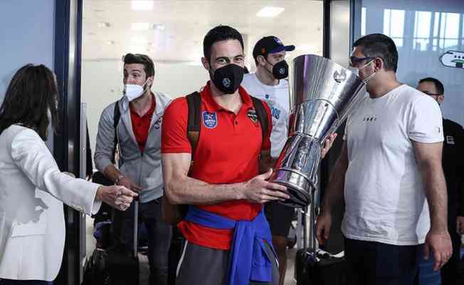 THY Avrupa Ligi şampiyonu Anadolu Efes İstanbul'a geldi