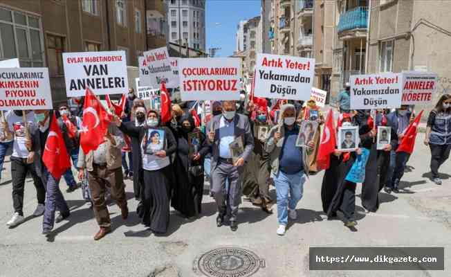 Vanlı ailelerin çocuklarına kavuşmak için HDP İl Başkanlığı önünde yaptığı eylem sürüyor