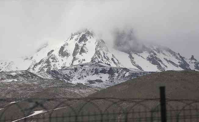 Erciyes'in yüksek kesimlerine kar yağdı