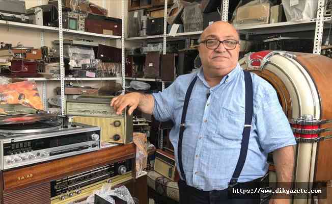 Antika radyo ve pikaplar Arto Usta&#039;nın elinde yarım asırdır yeniden hayat buluyor