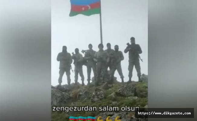 Azerbaycan askerlerinin Zengezur yüksekliğinde bayrak dikme anı kamerada