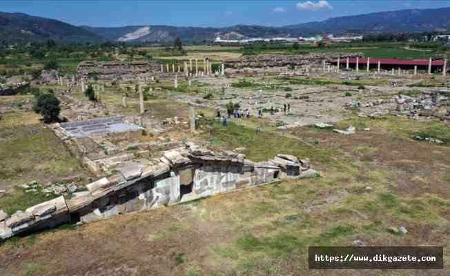 Magnesia Antik Kenti&#039;ndeki kazılarda hedef toprak altındaki Zeus tapınağı